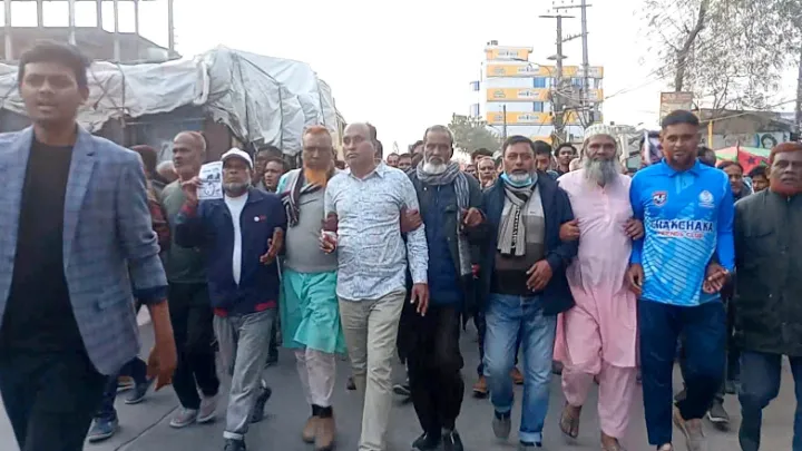 ফুলবাড়ী পৌর বিএনপির নেতা-কর্মীদের ভাঙন, স্বতন্ত্র প্রার্থীর পক্ষে মিছিল